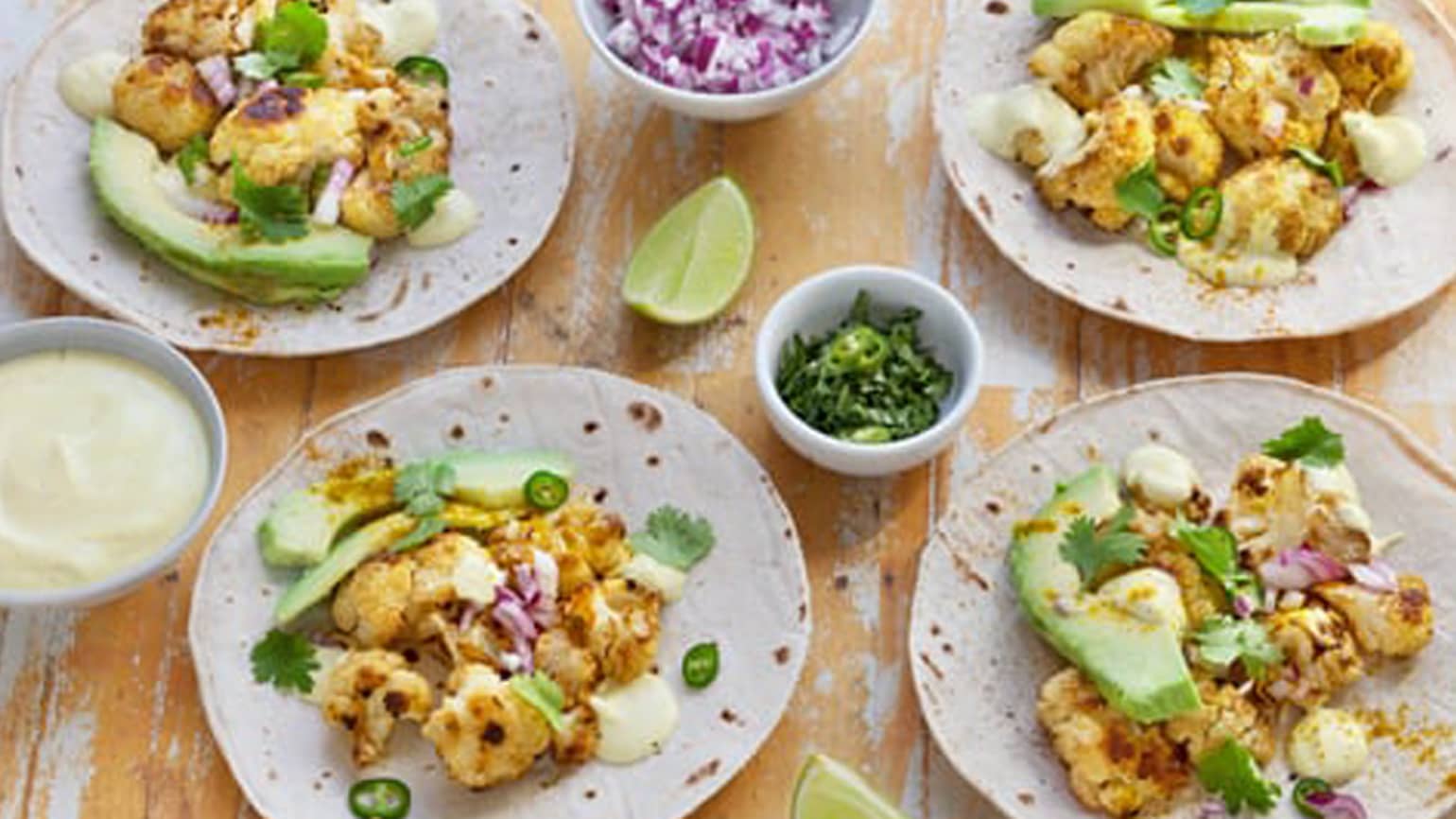 Vegetariske blomkåltacos, avokado og koriandersaus